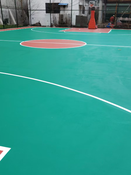 城阳 球场长期使用易出现地面开裂